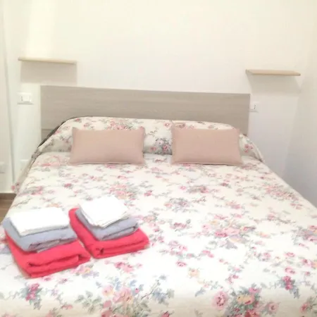 Cozy House In With Private Garden 度假居 *