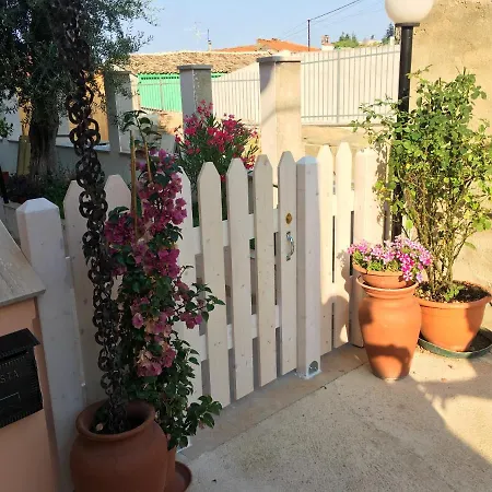 Cozy House In With Private Garden 度假居 *