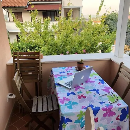 Cozy House In With Private Garden 度假居 *