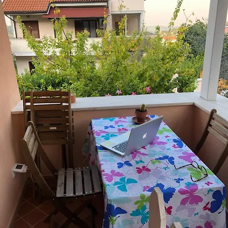 Cozy House In With Private Garden Holiday home *