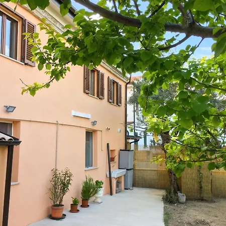Hébergement de vacances Cozy House In With Private Garden *