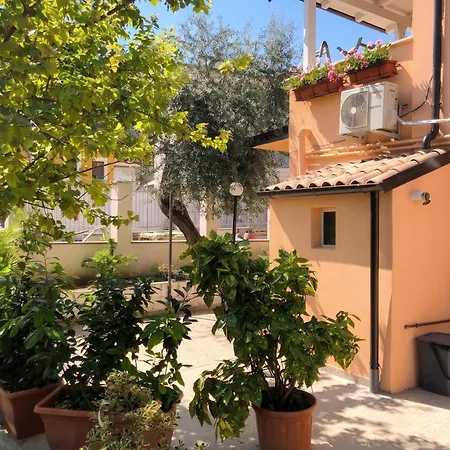 Cozy House In With Private Garden