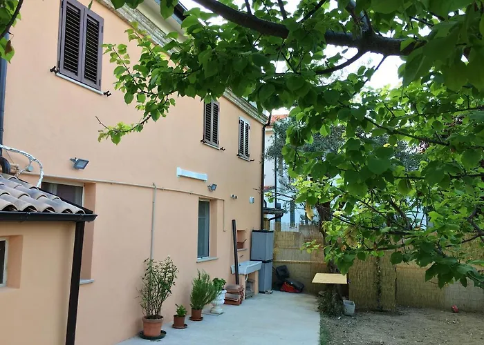 Σπίτι διακοπών Cozy House In With Private Garden *